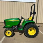 John Deere 3032E
