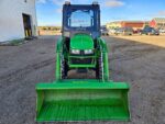 John Deere 300E (2020) Kompakter landwirtschaftlicher Traktor mit Frontlader – Bild 2