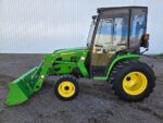 John Deere 300E (2020) Kompakter landwirtschaftlicher Traktor mit Frontlader
