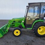 John Deere 300E (2020) Kompakter landwirtschaftlicher Traktor mit Frontlader